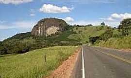 Pedra Dourada - Rodovia e vista da pedra em Pedra Dourada-Foto:rumoaonoroeste.