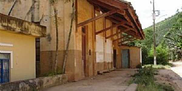 A estao Ferroviria  de Pedra Menina em 24/12/2005. Foto Marcos A. Farias