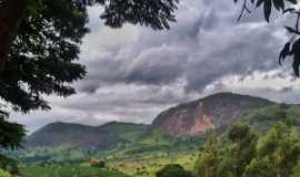 Ponte Alta de Minas - Pedra do Beija-Flor dia nublado- Sabrina Camilo, Por Sabrina Camilo