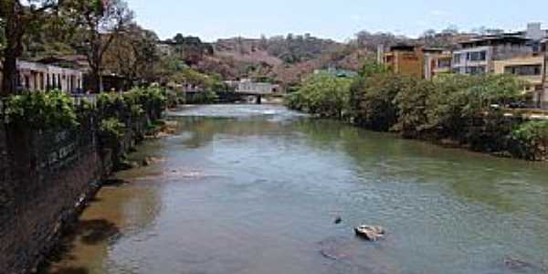 Ponte Nova-MG-Rio Pitangas e a cidade-Foto:GELASBRFOTOGRAFIAS 