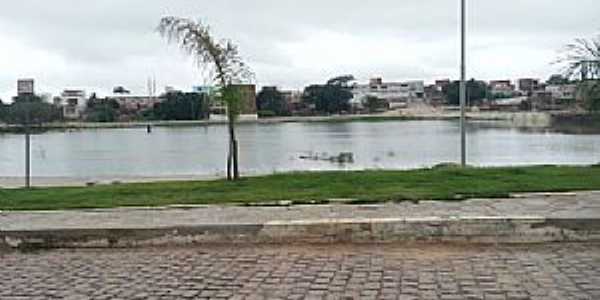 Aracatu-BA-Lago no centro da cidade-Foto:www.boquiraemacao.com.br