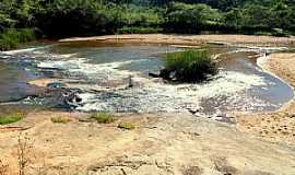 Rio Pretinho - Rio Pretinho-MG-Cachoeira-Foto:emersonc