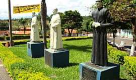 Romaria - Romaria-MG-Esttuas dos Padres da cidade-Foto:Eldo Brasil