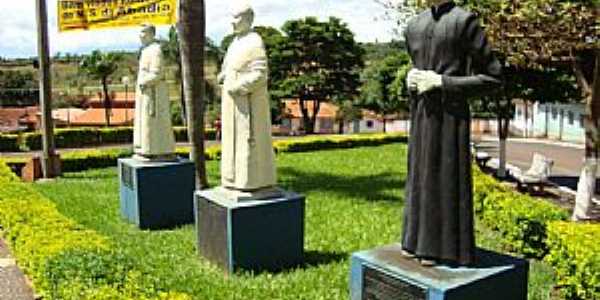 Romaria-MG-Esttuas dos Padres da cidade-Foto:Eldo Brasil