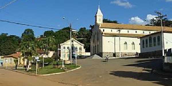 Santa Maria do Suau-MG-A Matriz e o centro-Foto:jangalim