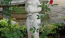 Santa Rita do Itueto - Estatueta feminina (observe o detalhe do encobrimento do sexo feminino, o que no acontece com o masculino)