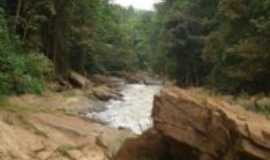 Santo Antnio do Manhuau - Caminho das pedras na cachoeira do Bom Ser., Por Clio nascimento.