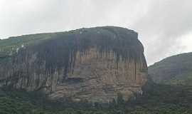 So Domingos do Prata - So Domingos do Prata-MG-Pedra da Baleia vista da estrada de Alfi-Foto:Evandro Miranda