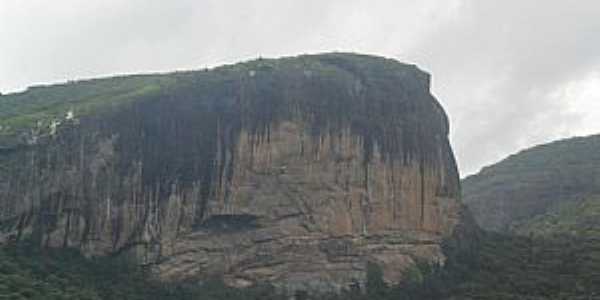 So Domingos do Prata-MG-Pedra da Baleia vista da estrada de Alfi-Foto:Evandro Miranda