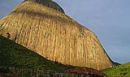 So Jos do Divino - Pedra Riscada-maiores vias de escalada do Brasil-Foto:Luciano Correa Tijo