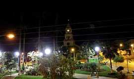 So Roque de Minas - So Roque de Minas-MG-Vista noturna da Praa e Matriz de So Roque-Foto:Silvia Schumacher