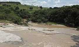 So Tiago - Cachoeira da Fbrica e vista da regio de So Tiago-MG-Foto:montanha