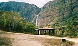 Serra da Canastra - Quiosque com cachoeira ao fundo em Serra da Canastra-MG-Foto:RicardoHossoe