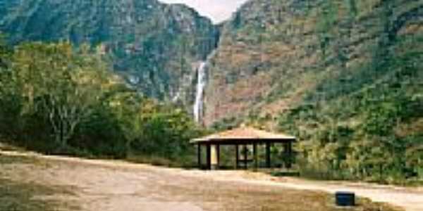 Quiosque com cachoeira ao fundo em Serra da Canastra-MG-Foto:RicardoHossoe