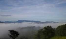 Serranos - UMA BELA PAISAGEM. AO FUNDO O PICO DO PAPAGAIO, Por RODRIGO FERREIRA RIBEIRO