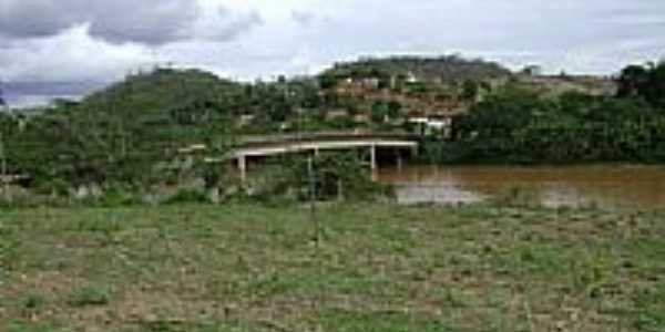 Ponte sobre o Rio Manhuau em Tabana-Foto:Gustavo Sturzenecker