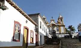 Tiradentes - Tiradentes-MG-Casarios coloniais e ao fundo a Matriz de Santo Antnio-Foto:Paulo Yuji Takarada