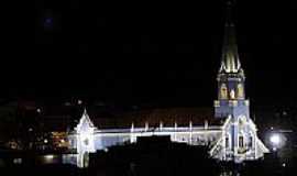 Trs Coraes - Matriz da Sagrada Famlia, vista noturna-Foto:ampaix