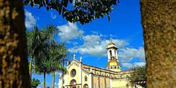 UBERABA
Triangulo Mineiro 
Santurio Nossa Sra da Abadia
Fotografia de Valmir Silveira