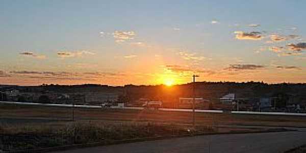 Panormica da cidade ao nascer do sol 