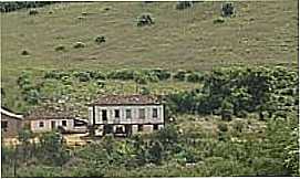 Vermelho Novo - Fazenda prxima  cidade.