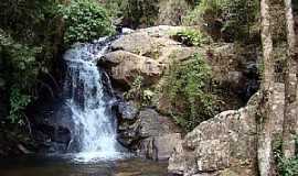 Virgnia - Virgnia-MG-Cachoeira na beira da estrada-Foto:JulioAndrade