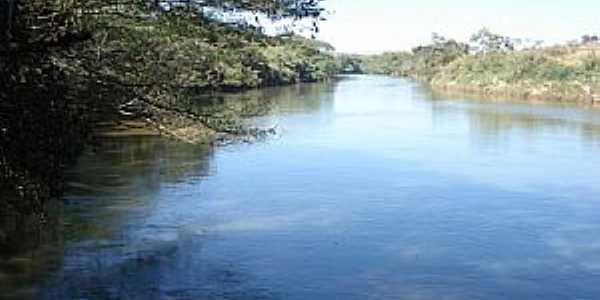 Zelndia-MG-Rio  margem da cidade-Foto:cbnetto007