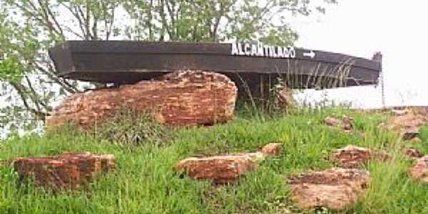 Alcantilado-MT-Barco no Trevo de acesso-Foto:clesiovar sousa pereira