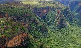 Chapada dos Guimares - Chapada dos Guimares-MT-Com suas enormes formaes rochosas, mirantes e cachoeiras, o Parque Nacional da Chapada dos Guimares  umas das principais atraes do Cerrado brasileiro-Foto:Suzana Barbosa Camargo