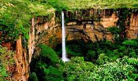 Chapada dos Guimares - Chapada dos Guimares-MT-Cachoeira Vu de Noiva desce por um paredo de arenito e forma um enorme poo-Foto:Suzana Barbosa Camargo