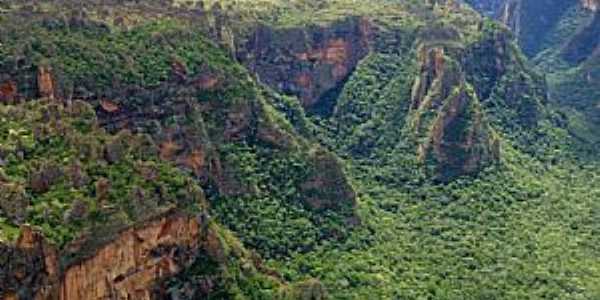 Chapada dos Guimarães-MT-Com suas enormes formações rochosas, mirantes e cachoeiras, o Parque Nacional da Chapada dos Guimarães é umas das principais atrações do Cerrado brasileiro-Foto:Suzana Barbosa Camargo
