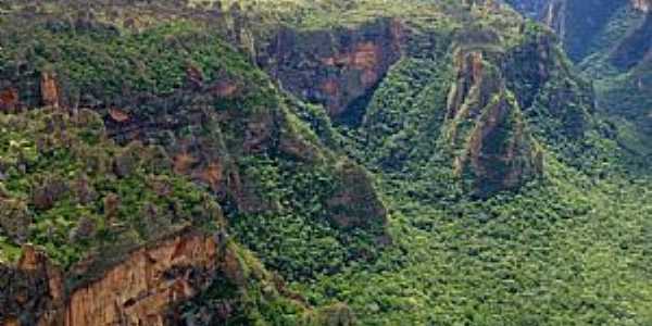 Chapada dos Guimares-MT-Com suas enormes formaes rochosas, mirantes e cachoeiras, o Parque Nacional da Chapada dos Guimares  umas das principais atraes do Cerrado brasileiro-Foto:Suzana Barbosa Camargo