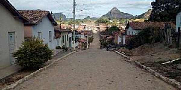 Buranhm-BA-Rua da cidade com montanhas ao fundo-Foto:Facebook