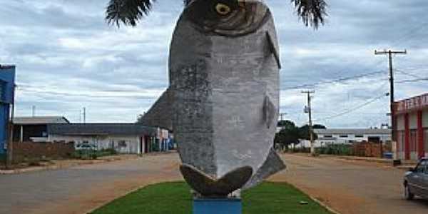 So Jos do Rio Claro-MT-Monumento ao peixe Matrinx,comum na regio-Foto:Manoel Francisco dos Santo