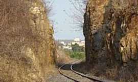 Cacul - Cacul-BA-Ferrovia entre as rochas-Foto:Sinsio Prates Filho 