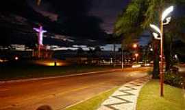 Castanhal - Vista noturna do Monumento do Cristo Redentor na Rodovia BR-316 em Castanhal-PA-Foto:Maral Benathar