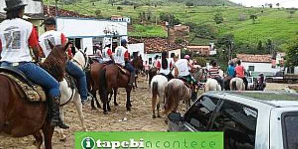 Caiubi-BA-Cavalgada passando por Caiubi-Foto:itapebiacontece.