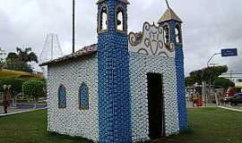 Caldas do Jorro - Caldas do Jorro-BA-Igreja simblica feita com sucata na praa central-Foto:pt.wikipedia.