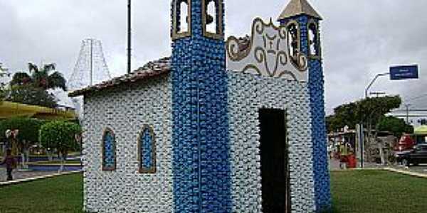 Caldas do Jorro-BA-Igreja simblica feita com sucata na praa central-Foto:pt.wikipedia.