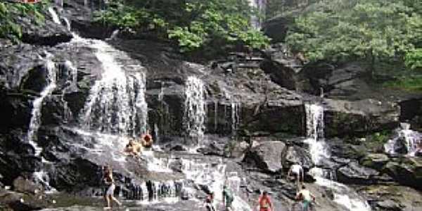 Cachoeira do Roncador - PB, Localizada entre os municpios de Pirpirituba e Bananeiras
