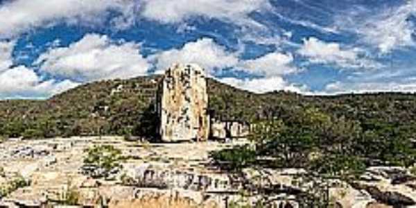 Imagens da Pedra do Altar na localidade de Barra de Santana/PB