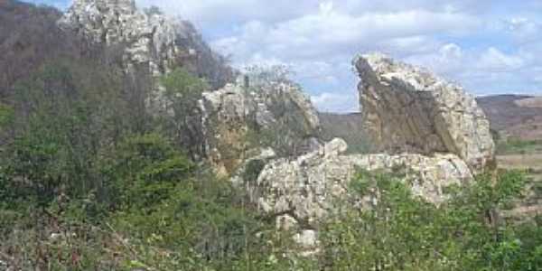 Juru-PB-Pedra sobre fonte de gua-Foto:LUIZ ANTONIO FERNANDES