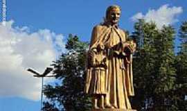 Araripina - Esttua em homenagem ao Frei Ibiapina em Araripina-PE-Foto:Sergio Falcetti