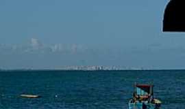 Cabo de Santo Agostinho - Barco pesqueiro e Recife ao fundo na praia de Calhetas em Cabo de Santo Agostinho -PE-Foto:Emerson R. Zamprogno