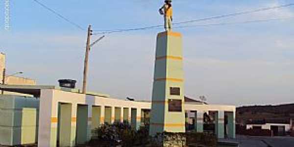 Capoeiras-PE-Monumento ao Trabalhador Rural-Foto:Sergio Falcetti