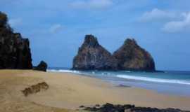 Fernando de Noronha - Morro Dois Irmos visto da Praia Cacimba do Padre, Por marcio rover