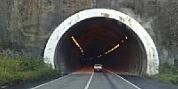 Entrada do tnel na subida da Serra das Russas em Gravat-Foto:Jorge Hirata