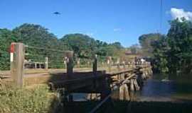 Cocos - Cocos-BA-Ponte sobre o Rio Itaguari-Foto:Rmulo Henok