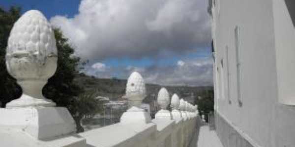 Detalhe da lateral da Igreja com suas pinhas., Por Gilzete Galvo