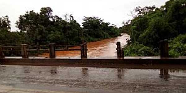 Redeno do Gurguia-PI-Ponte sobre o rio Gurguia-Foto:Facebook